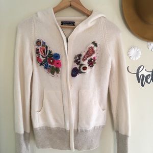 Patagonia VTG creme hoodie with embellishments 🌸